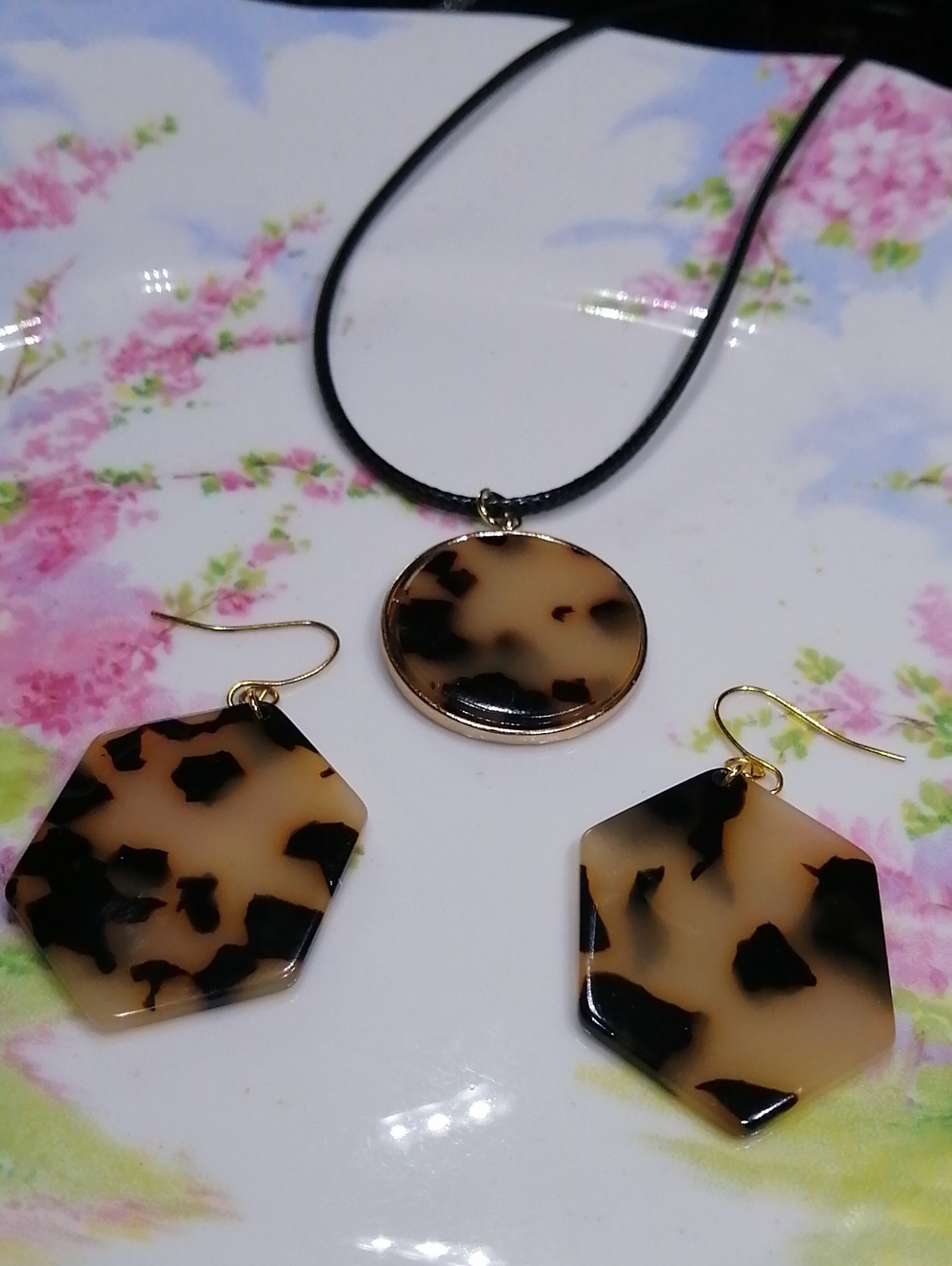 Tortoiseshell Like Pendant Necklace and Earring Bundle
